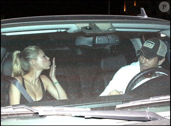 Enrique Iglesias et Anna Kournikova sortant du restaurant Prime One 12 à Miami.