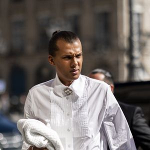 Exclusif - Le chanteur Stromae (Paul van Haver) et sa femme Coralie Barbier rentrent à l'hôtel Ritz après le défilé Chanel à Paris le 4 octobre 2022.