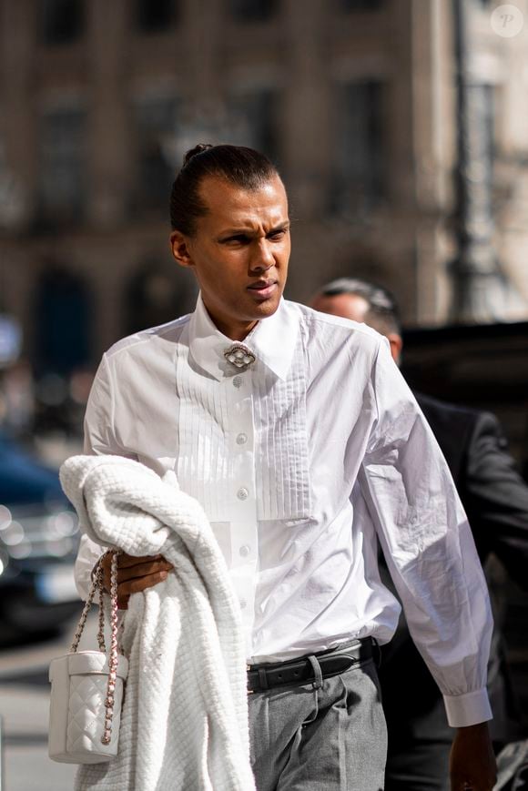 Exclusif - Le chanteur Stromae (Paul van Haver) et sa femme Coralie Barbier rentrent à l'hôtel Ritz après le défilé Chanel à Paris le 4 octobre 2022.