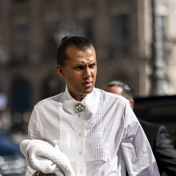 Exclusif - Le chanteur Stromae (Paul van Haver) et sa femme Coralie Barbier rentrent à l'hôtel Ritz après le défilé Chanel à Paris le 4 octobre 2022.