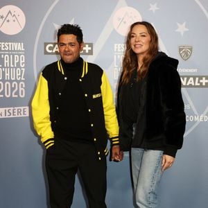 Jamel Debbouze et sa femme Mélissa Theuriau - Tapis rouge lors du 29ème Festival International du Film de Comédie de l'Alpe d'Huez le 21 Janvier 2026. © Dominique Jacovides/Bestimage