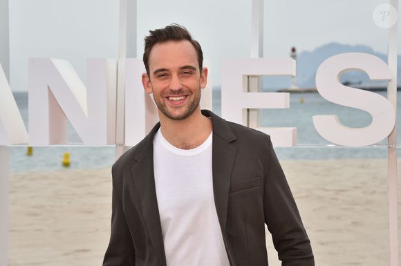 Joel Dicker, l'écrivain suisse auteur de la serie 'La verité sur l'affaire Harry Quebert' durant un photocall sur la plage du Gray d'Albion à Cannes le 7 avril 2018 pour la 1ère édition du festival Canneseries.© Bruno Bebert / Bestimage