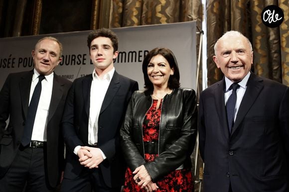 François-Henri Pinault, son fils François Pinault, Anne Hidalgo et François Pinault lors de la conférence de presse "Un musée pour la Bourse de Commerce" à l'Hotel de Ville de Paris, le 27 avril 2016. © Stephane Lemouton/Bestimage