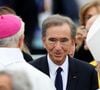 Dans la première, publiée en anglais, Bernard Arnault se disait heureux d’avoir été reçu par Léon XIV à Castel Gandolfo, avant son déplacement en France.

Bernard Arnault - Les célébrités lors de la grande messe du pape Leon XIV sur la place de la Concorde à Paris, le 26 septembre 2026. Entre l’avenue des Champs-Elysées et la place de la Concorde, 700.000 fidèles et curieux, venus des quatre coins du globe, se sont rassemblés pour participer à la messe célébrée par le Saint Père. Le voyage apostolique, du 25 au 28 septembre 2026, se poursuivra à Lourdes et Metz. © Jacovides / Moreau / Bestimage