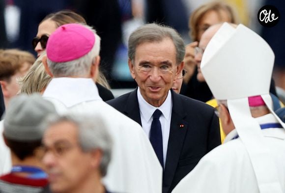Dans la première, publiée en anglais, Bernard Arnault se disait heureux d’avoir été reçu par Léon XIV à Castel Gandolfo, avant son déplacement en France.

Bernard Arnault - Les célébrités lors de la grande messe du pape Leon XIV sur la place de la Concorde à Paris, le 26 septembre 2026. Entre l’avenue des Champs-Elysées et la place de la Concorde, 700.000 fidèles et curieux, venus des quatre coins du globe, se sont rassemblés pour participer à la messe célébrée par le Saint Père. Le voyage apostolique, du 25 au 28 septembre 2026, se poursuivra à Lourdes et Metz. © Jacovides / Moreau / Bestimage