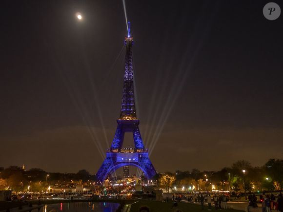 La Tour Eiffel s'est illuminée pour célébrer Céline Dion dont le retour sur scène se fera à Paris.
Le 30 mars 2026. © Théo Castillon/ Bestimage