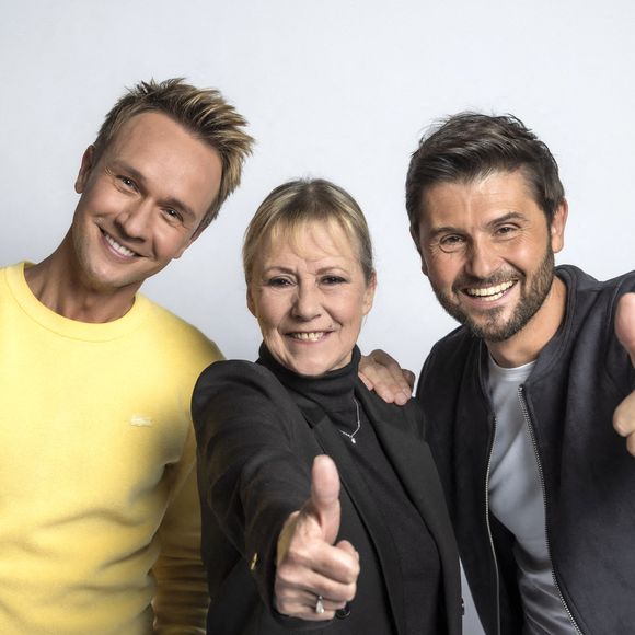 Exclusif - Cyril Féraud, Dorothée, Christophe Beaugrand - Backstage - Enregistrement de l'émission "La Chanson secrète 10"  diffusée sur TF1 le 22 janvier 2022
© Jacovides-Moreau / Bestimage
Après le succès des précédentes éditions, « LA CHANSON SECRETE », présentée par N.ALIAGAS et produite par DMLS TV, revient sur TF1.
8 artistes ne savent rien de ce qui va se passer pour eux !
Ils ont accepté de jouer le jeu, de se laisser totalement surprendre, émouvoir, parfois même déstabiliser car ils vont découvrir en même temps que les téléspectateurs une surprise : une chanson qui leur est chère revisitée et réinterprétée par un artiste.
Des mises en scène spectaculaires au service de l’émotion… Et des émotions fortes pour l’artiste assis dans le fauteuil grâce à la venue sur le plateau de proches et d’invités inattendus.
Les téléspectateurs seront aux premières loges pour vivre ces moments d’intimité musicale rare.