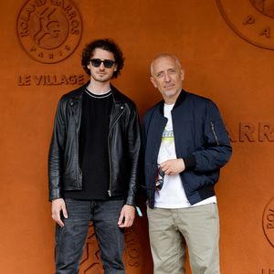 Gad Elmaleh avec son fils Noé au village lors des Internationaux de France de Tennis de Roland Garros 2025, à Paris, France, le 8 juin 2025. © Cyril Moreau/Bestimage
