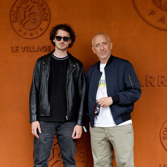 Gad Elmaleh avec son fils Noé au village lors des Internationaux de France de Tennis de Roland Garros 2025, à Paris, France, le 8 juin 2025. © Cyril Moreau/Bestimage