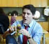 et partageraient même une passion commune : la cuisine française !

6 mars 2025, Ottawa (Ontario), Canada — Le Premier ministre Justin Trudeau rend visite à des enfants dans une garderie à Ottawa, le jeudi 6 mars 2025.
(Crédit photo : © Sean Kilpatrick / The Canadian Press via ZUMA Press)