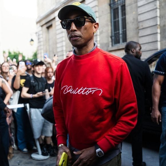 Ce 24 juin 2025 dans le cadre de la Fashion Week masculine parisienne, le musicien et styliste Pharrell Williams a déchaîné les passions au Centre Pompidou. 

2025 -  Paris, FRANCE Pharrell Williams est aperçu avec sa famille arrivant avec style à l'événement collaboratif JOOPITER x Team Wang Design x BBC Ice Cream, faisant tourner les têtes dans la capitale française pendant la semaine de la mode.