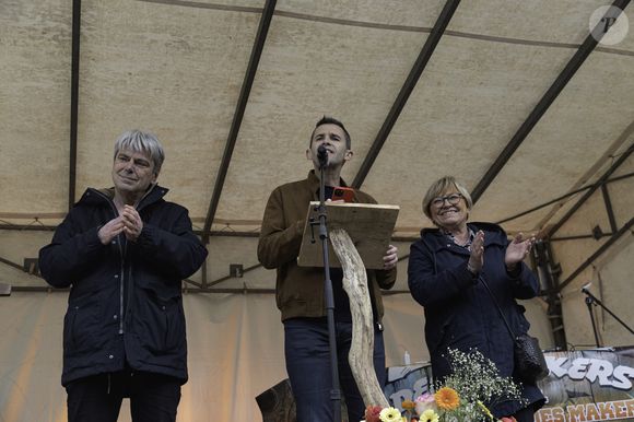 Le maire Nicolas Langlois et le président de l'agglomération dieppoise, Sébastion Jumel lors de l'hommage au chanteur, sur la place rebaptisée à son nom à Dieppe, le 23 février 2025.

Photo : Florian Savina / Bestimage