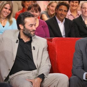 Alain Delon, Mireille Darc et Anthony Delon sur le plateau de "Vivement dimanche" le 24 septembre 2008. © Guillaume Gaffiot/bestimage