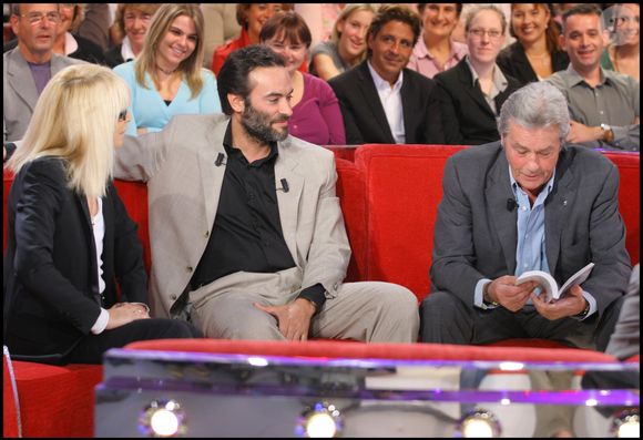 Alain Delon, Mireille Darc et Anthony Delon sur le plateau de "Vivement dimanche" le 24 septembre 2008. © Guillaume Gaffiot/bestimage