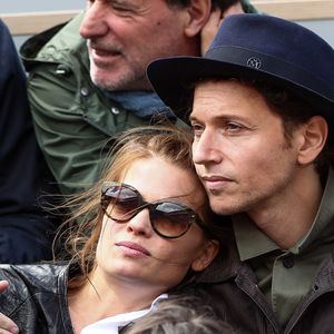 Raphael et sa compagne Mélanie Thierry - Célébrités dans les tribunes des internationaux de France de tennis de Roland Garros à Paris, France, le 7 juin 2019. © Cyril Moreau/Bestimage