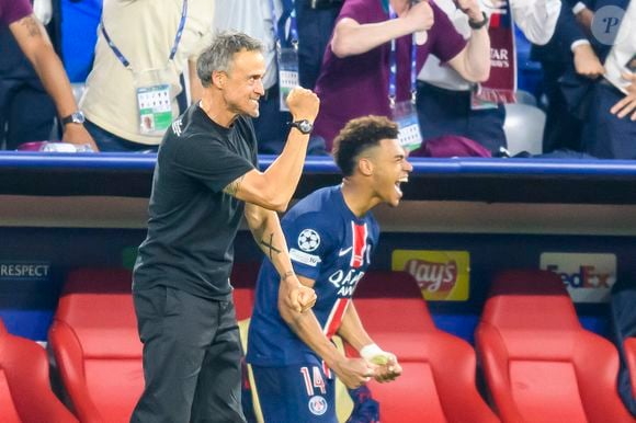 31.05.2025, munich football arena, Muenchen, GER, UEFA CL, Finale, Paris Saint-Germain (FRA) vs Inter Mailand (ITA), Le règlement de l'UEFA interdit toute utilisation de photographies en tant que séquences d'images et/ou quasi-vidéo, im Bild Jubel bei Luis Enrique (Trainer PSG) und D?sir ? Dou ? (PSG #14) nach dem Tor zum 4-0 Foto ? nordphoto GmbH / Straubmeier