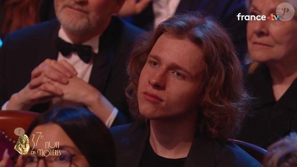 Pour assister à ce sacre, Alex Lutz était soutenu par son fils Ferdinand, âgé de 18 ans, qui a observé son père avec une tendresse et une admiration palpables.