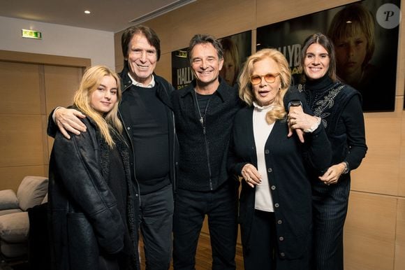 Exclusif - Darina Scotti-Vartan, Tony Scotti, David Hallyday Sylvie Vartan, et Alexandra Pastor-Smet lors de la projection du film documentaire "Hallyday par David" dans les locaux de la chaîne de télévision française M6 à Paris, France le 1er décembre 2025. Photo par Alexis Jumeau/ABACAPRESS.COM