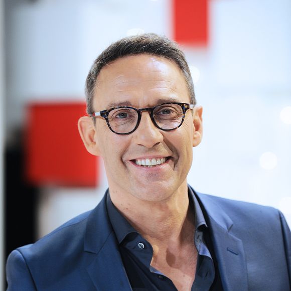 L’animateur commencera son émission plus tôt et terminera à 11h30.

Julien Courbet - Enregistrement de l'émission "Vivement Dimanche prochain" présentée par M.Drucker et diffusée le 19 janvier 2020 sur France 2. Le 8 janvier 2020
© Guillaume Gaffiot / Bestimage