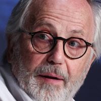 "Je n'ai pas été très présent" : Fabrice Luchini évoque son implication en tant que père auprès d’Emma, sa fille unique, également actrice