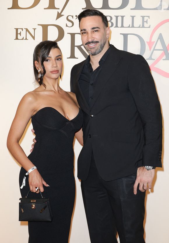 Adil Rami avec sa compagne - Première du film "Le Diable s'habille en Prada (The Devil wears Prada 2)" au cinéma Le Grand Rex à Paris, le 27 avril 2026.
© Guirec Coadic/Bestimage