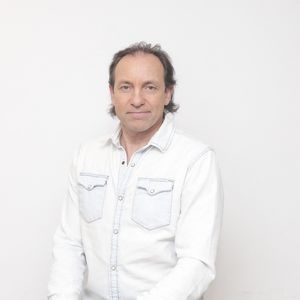 "Ce n'est facile pour personne de se remettre en question. Mais quand je commente, je sais qu'il y a des limites au côté naturel et spontané".

Exclusif - Philippe Candeloro pose en marge de sa venue à  l’émission « Face à Hanouna » présentée par C.Hanouna et diffusée sur C8 le 21 avril 2024, à Paris, France, le 18 avril 2024. © Jack Tribeca / Bestimage