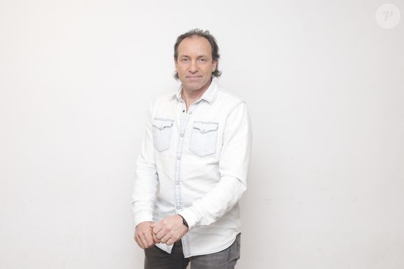 "Ce n'est facile pour personne de se remettre en question. Mais quand je commente, je sais qu'il y a des limites au côté naturel et spontané".

Exclusif - Philippe Candeloro pose en marge de sa venue à  l’émission « Face à Hanouna » présentée par C.Hanouna et diffusée sur C8 le 21 avril 2024, à Paris, France, le 18 avril 2024. © Jack Tribeca / Bestimage