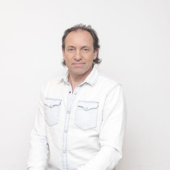 "Ce n'est facile pour personne de se remettre en question. Mais quand je commente, je sais qu'il y a des limites au côté naturel et spontané".

Exclusif - Philippe Candeloro pose en marge de sa venue à  l’émission « Face à Hanouna » présentée par C.Hanouna et diffusée sur C8 le 21 avril 2024, à Paris, France, le 18 avril 2024. © Jack Tribeca / Bestimage