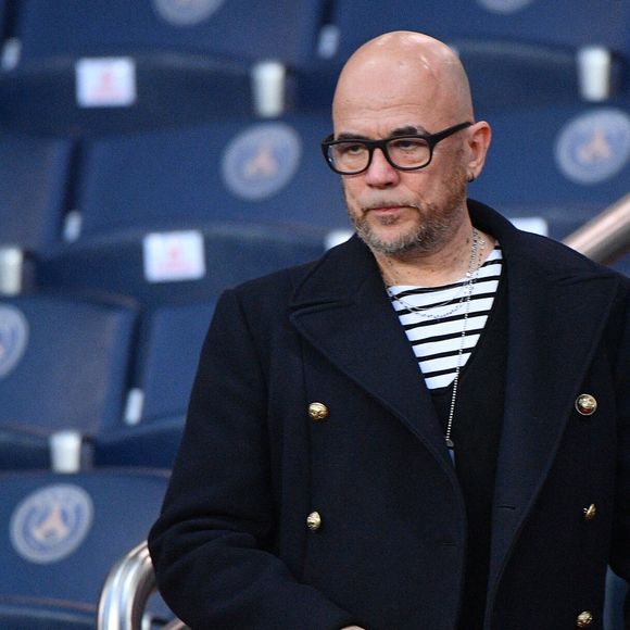 Pascal Obispo regardant la Ligue 1 Paris Saint-Germain (PSG) et Monaco (ASM) le 15 avril 2018, au stade du Parc des Princes à Paris, France. Photo by Christian Liewig/ABACAPRESS.COM