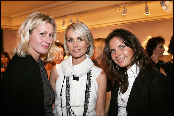 À cet instant, parmi tant d'autres, Luana Belmondo en prend alors pour son grade.
Luana Belmondo, Laeticia Hallyday et Cécile Angeli à l'hôtel Drouot Montaigne BERTRAND RINDOFF PETROFF / BESTIMAGE