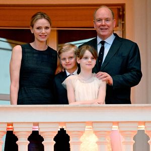 Le prince Albert II de Monaco, La princesse Charlène de Monaco, Le prince Jacques de Monaco, marquis des Baux,, La princesse Gabriella de Monaco, comtesse de Carladès lors de la célébration de la fête de la Saint Jean sur la Place du Palais princier de Monaco, le 23 juin 2025.

La Saint Jean est à l'origine une fête païenne puis chrétienne. Pour les païens, c'était une fête qui célébrait les moissons. Une fois christianisée, cette fête est devenue celle du solstice d'été et donc la fête de la lumière.

© Bruno Bebert / Bestimage