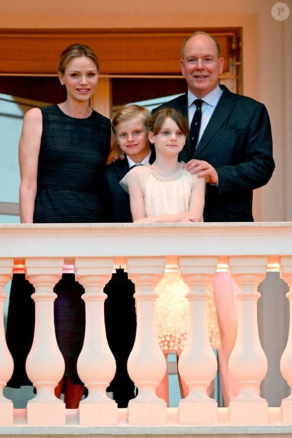 Le prince Albert II de Monaco, La princesse Charlène de Monaco, Le prince Jacques de Monaco, marquis des Baux,, La princesse Gabriella de Monaco, comtesse de Carladès lors de la célébration de la fête de la Saint Jean sur la Place du Palais princier de Monaco, le 23 juin 2025.

La Saint Jean est à l'origine une fête païenne puis chrétienne. Pour les païens, c'était une fête qui célébrait les moissons. Une fois christianisée, cette fête est devenue celle du solstice d'été et donc la fête de la lumière.

© Bruno Bebert / Bestimage