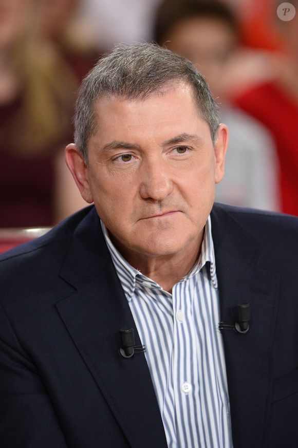 Yves Calvi - Enregistrement de l'émission "Vivement Dimanche" à Paris le 20 octobre 2015. © Coadic Guirec / Bestimage