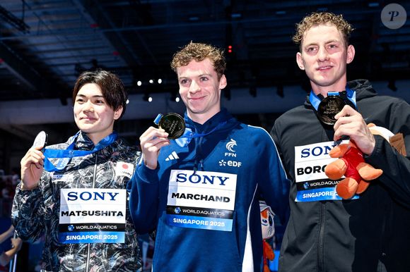 Léon Marchand sur le podium après sa médaille d'or dans l'épreuve du 400 mètres Individuel lors des 22ème Championnats du Monde de Natation à Singapour

Inside/Psnewz/Bestimage
