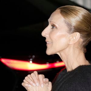 Céline Dion salue ses fans en arrivant à l'hôtel Royal Monceau à Paris après son concert à la Plénitude Arena à Paris La Défense le 14 octobre 2026. © Christophe Aubert / Bestimage