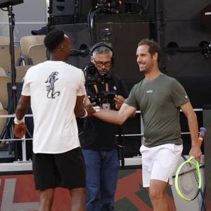 Les légendes Novak Djokovic, Richard Gasquet mais aussi la nouvelle génération dorée, Jannik Sinner, Carlos Alcaraz, Stefanos Tsitsipas, Alexander Zverev, Ben Shelton. 

Gaël Monfils, Richard Gasquet - Soirée "Gael & Friends" à Roland Garros sur le court Philippe Chatrierà Paris le 21 mai 2026. © Marc Ausset-Lacroix/Bestimage