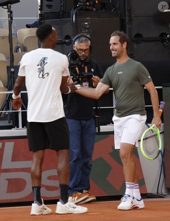 Les légendes Novak Djokovic, Richard Gasquet mais aussi la nouvelle génération dorée, Jannik Sinner, Carlos Alcaraz, Stefanos Tsitsipas, Alexander Zverev, Ben Shelton. 

Gaël Monfils, Richard Gasquet - Soirée "Gael & Friends" à Roland Garros sur le court Philippe Chatrierà Paris le 21 mai 2026. © Marc Ausset-Lacroix/Bestimage