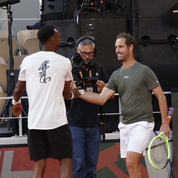 Les légendes Novak Djokovic, Richard Gasquet mais aussi la nouvelle génération dorée, Jannik Sinner, Carlos Alcaraz, Stefanos Tsitsipas, Alexander Zverev, Ben Shelton. 

Gaël Monfils, Richard Gasquet - Soirée "Gael & Friends" à Roland Garros sur le court Philippe Chatrierà Paris le 21 mai 2026. © Marc Ausset-Lacroix/Bestimage