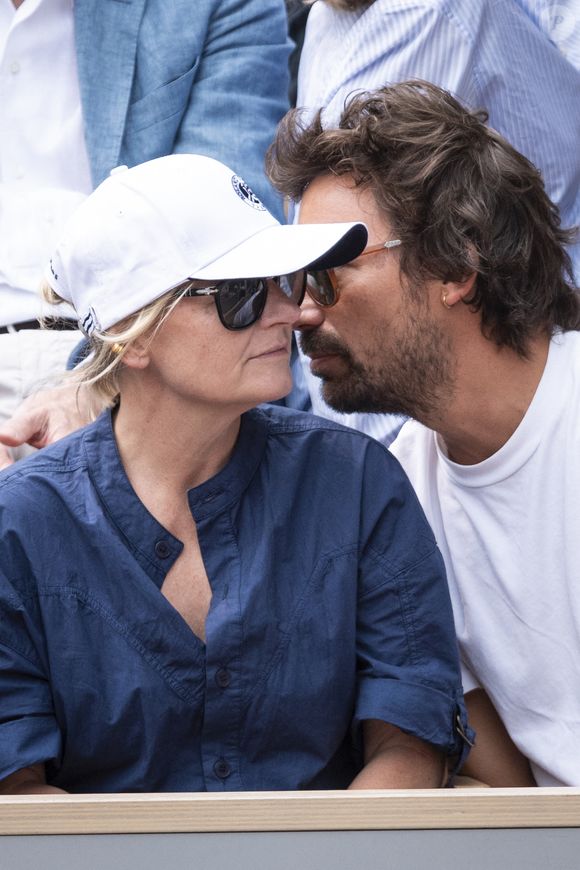 Anne-Élisabeth Lemoine et Bertrand Chameroy en tribunes lors des Internationaux de France de Tennis de Roland Garros 2025, à Paris, France, le 7 juin 2025. © Cyril Moreau/Bestimage
