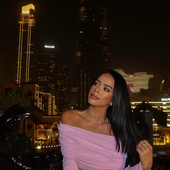 Clémence qui est agent immobilier de luxe et travaille essentiellement à Saint-Tropez et sa région mais aussi en Europe pour l'agence Beauchamp Estates. 

Clémence, agent immobilier de luxe, sur Instagram