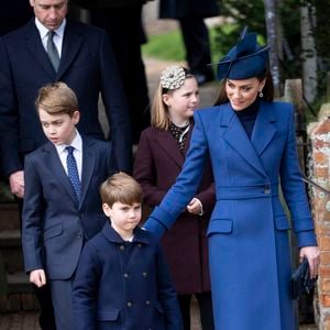 Le prince William, prince de Galles, et Catherine (Kate) Middleton, princesse de Galles, avec leurs enfants le prince George de Galles, la princesse Charlotte de Galles et le prince Louis de Galles à la messe de Noël célébrée à Sandringham, Norfolk. Le 25 décembre 2023