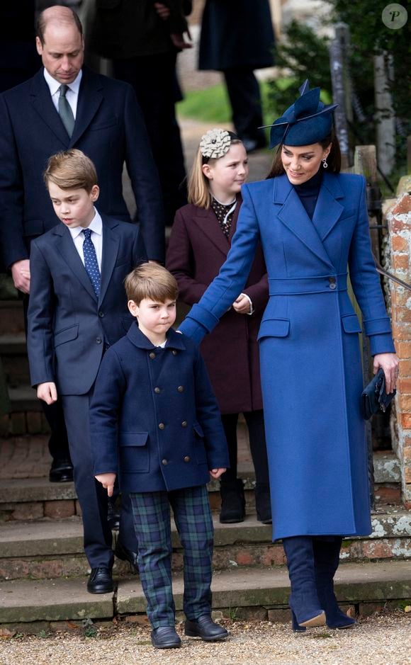 Le prince William, prince de Galles, et Catherine (Kate) Middleton, princesse de Galles, avec leurs enfants le prince George de Galles, la princesse Charlotte de Galles et le prince Louis de Galles à la messe de Noël célébrée à Sandringham, Norfolk. Le 25 décembre 2023