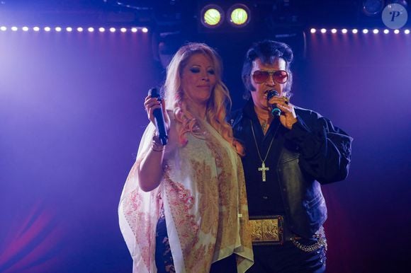 Exclusif - Loana (Loana Petrucciani), Eric Prayer (sosie d'Elvis Presley) - Concert de Eryl Prayer (sosie d'Elvis Presley) lors de la tournée "Elvis Tour intimiste" avec la participation de Loana au bateau théâtre "Le Nez Rouge" à Paris, le 26 juin 2021. © Christophe Clovis / Bestimage