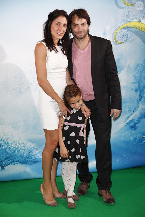 Christophe Dominici avec sa femme et sa fille lors de l'avant-première du film  CLOCHETTE ET LE SECRET DES FEES au cinéma Gaumont Marignan le 2 octobre 2012.
© Guillaume Gaffiot /Bestimage