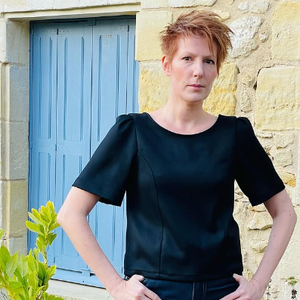 Sur Instagram, elle révèle avoir imaginé et cousu seule son top noir à manches courtes.

Natacha Polony présente sa tenue du jour.