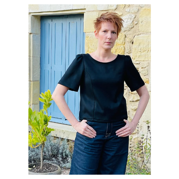 Sur Instagram, elle révèle avoir imaginé et cousu seule son top noir à manches courtes.

Natacha Polony présente sa tenue du jour.