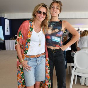 La jeune femme, née de son union avec Sarah Poniatowski, évolue elle aussi dans le milieu artistique.
Sarah Poniatowski et sa fille Yasmine Lavoine dans l'Espace VIP de la 9ème édition du "Longines Paris Eiffel Jumping" au Champ de Mars à Paris, France, le 24 juin 2024. © Perusseau-Veeren/Bestimage