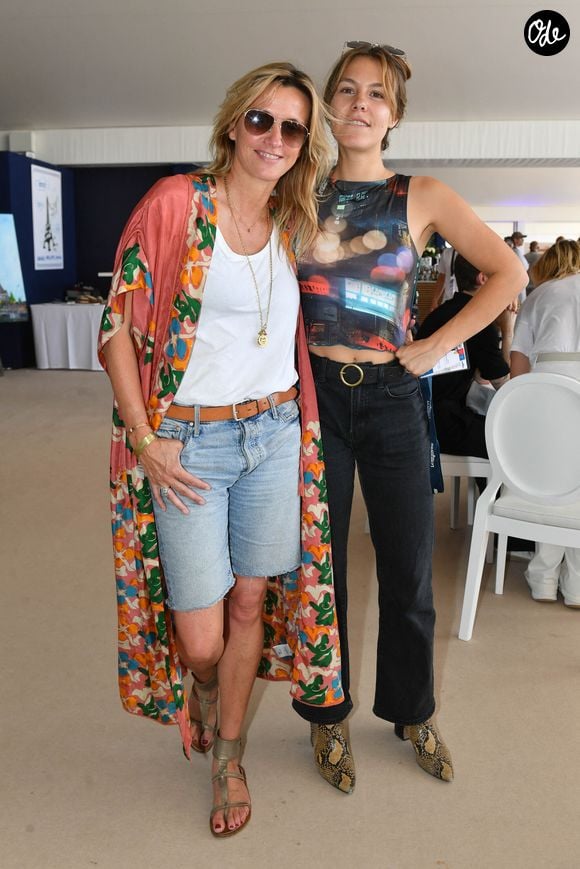 La jeune femme, née de son union avec Sarah Poniatowski, évolue elle aussi dans le milieu artistique.

Sarah Poniatowski et sa fille Yasmine Lavoine dans l'Espace VIP de la 9ème édition du "Longines Paris Eiffel Jumping" au Champ de Mars à Paris, France, le 24 juin 2024. © Perusseau-Veeren/Bestimage