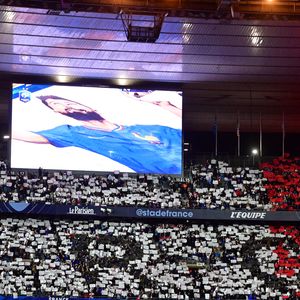 Olivier Giroud, entouré de ses enfants Aria, Aaron, Evan et Jade, reçoit un hommage au Stade de France avant le Quart de finale de la Ligue des Nations de l'UEFA 2025 "France - Croatie (2-0 / tab 5-4)" au Stade de France à Saint-Denis, le 23 mars 2025.
© Christian Liewig/Bestimage