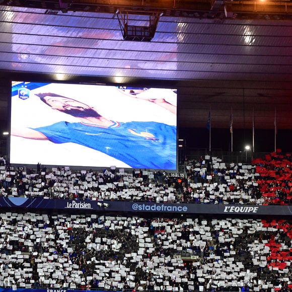 Olivier Giroud, entouré de ses enfants Aria, Aaron, Evan et Jade, reçoit un hommage au Stade de France avant le Quart de finale de la Ligue des Nations de l'UEFA 2025 "France - Croatie (2-0 / tab 5-4)" au Stade de France à Saint-Denis, le 23 mars 2025.
© Christian Liewig/Bestimage